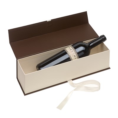 Acest Cabernet Sauvignon impresionează prin culoarea sa roșu intens